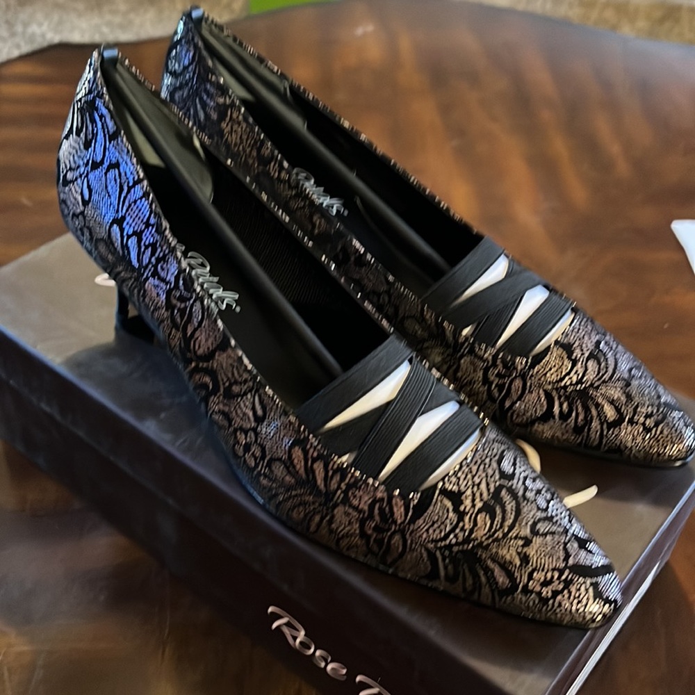 (172)NWT ladies heels by Rose Petals/Walking Cradles. Size 6 1/2. Black/gold